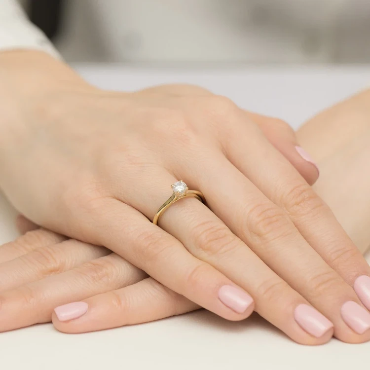 Złoty pierścionek diament laboratoryjny 0,40ct i kamienie na koronie żółte złoto Lab Diamonds W0547.Z3.LDW.01 marko
