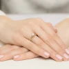 Złoty pierścionek diament laboratoryjny 0,50ct i kamienie na koronie żółte złoto Lab Diamonds W0547.Z3.LDW.02 marko