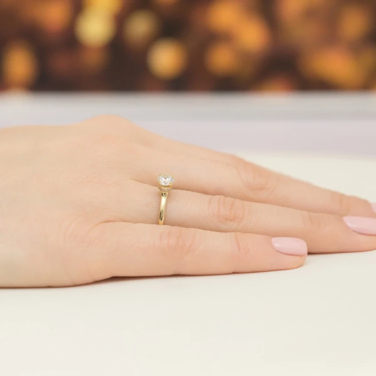 Złoty pierścionek diament laboratoryjny 0,50ct i kamienie na koronie żółte złoto Lab Diamonds W0547.Z3.LDW.02 marko