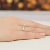 Złoty pierścionek diament laboratoryjny 0,70ct i kamienie na koronie żółte złoto Lab Diamonds W0547.Z3.LDW.03 marko