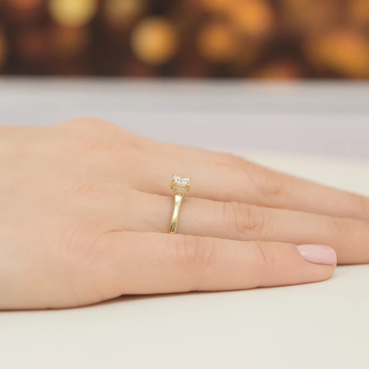 Złoty pierścionek diament laboratoryjny 0,70ct i kamienie na koronie żółte złoto Lab Diamonds W0547.Z3.LDW.03 marko