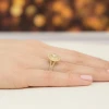 Okazały pierścionek diament laboratoryjny 0,40ct i 88 kamieni bocznych żółte złoto Lab Diamonds W0549.Z3.LDW.01 marko