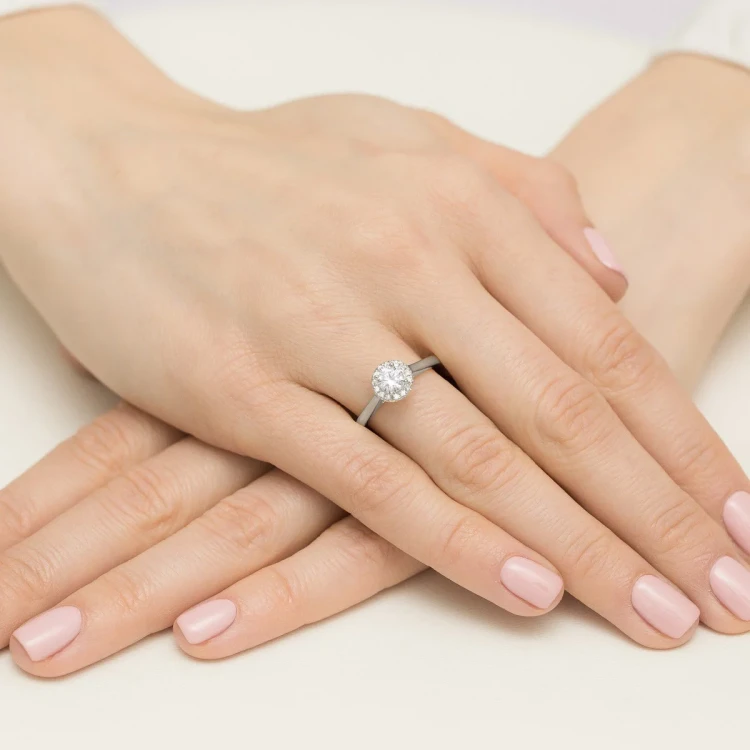 Pierścionek z białego złota Halo Ring brylant 0,50ct i kamienie boczne Dynastia W0550.B3.DIW.02 marko