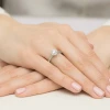 Pierścionek z białego złota Halo Ring brylant 0,50ct i kamienie boczne Dynastia W0550.B3.DIW.02 marko