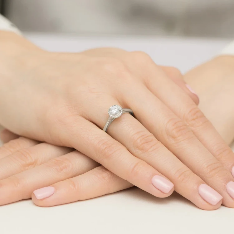 Pierścionek z białego złota Halo Ring brylant 0,50ct i kamienie boczne Dynastia W0550.B3.DIW.02 marko