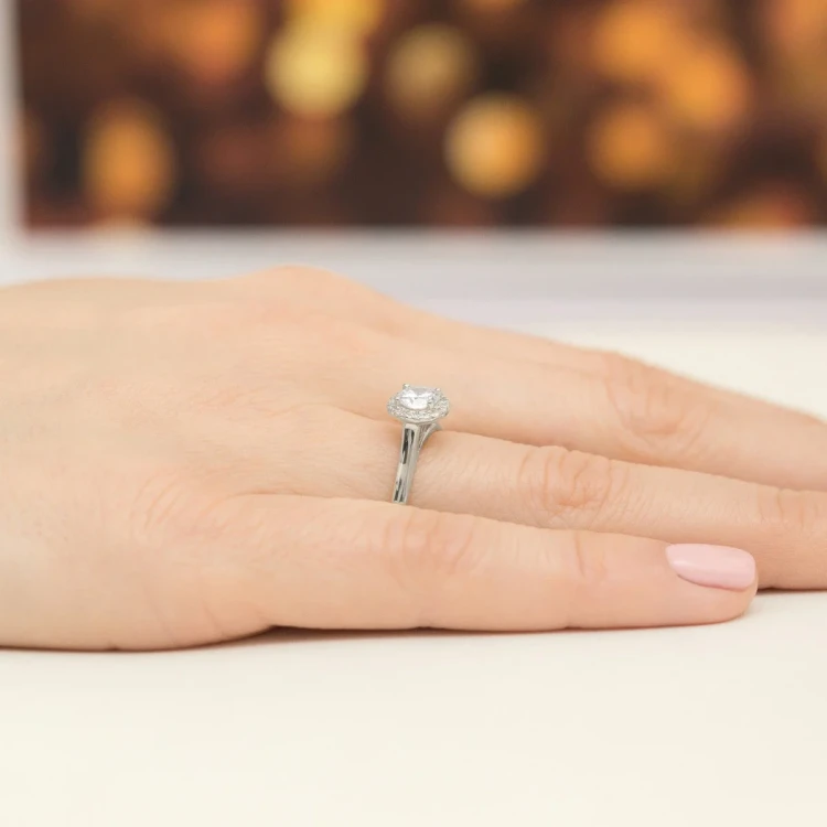 Pierścionek z białego złota Halo Ring brylant 0,50ct i kamienie boczne Dynastia W0550.B3.DIW.02 marko