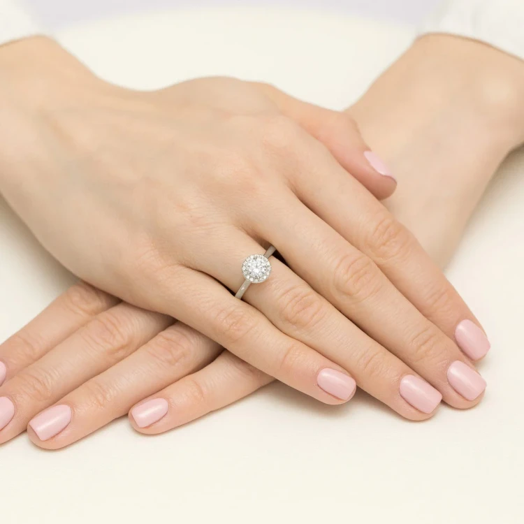 Pierścionek z białego złota Halo Ring brylant 0,70ct i kamienie boczne Dynastia W0550.B3.DIW.03 marko