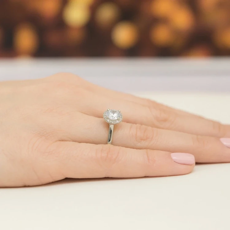 Pierścionek z białego złota Halo Ring brylant 1,00ct i kamienie boczne Dynastia W0550.B3.DIW.04 marko
