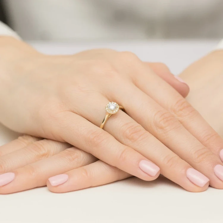Pierścionek z żółtego złota Halo Ring brylant 0,40ct i kamienie boczne Dynastia W0550.Z3.DIW.01 marko