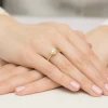 Pierścionek z żółtego złota Halo Ring brylant 0,50ct i kamienie boczne Dynastia W0550.Z3.DIW.02 marko