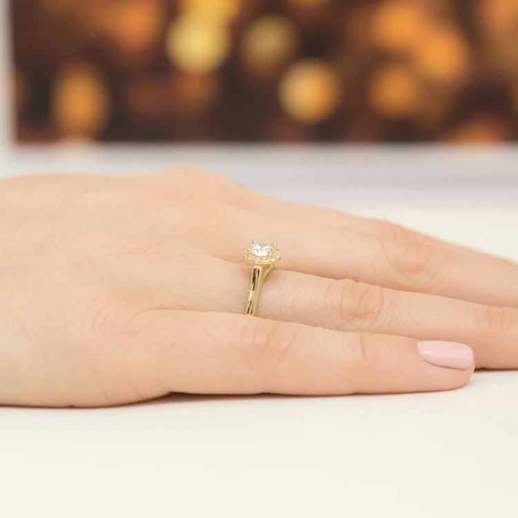 Pierścionek z żółtego złota Halo Ring brylant 0,50ct i kamienie boczne Dynastia W0550.Z3.DIW.02 marko