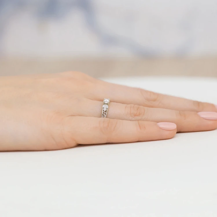Ażurowy złoty pierścionek diamenty laboratoryjne białe złoto Lab Diamonds W0411.B3.LDW.01 marko