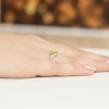 Zaplatany pierścionek ze złota z okrągłym żółtym diamentem laboratoryjnym Lab Diamonds W0028.Z3.LDY.01 marko