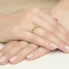 Pierścionek zaręczynowy ze złota z okrągłym żółtym diamentem laboratoryjnym Lab Diamonds W0010.Z3.LDY.01 marko