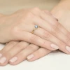 Pierścionek zaręczynowy ze złota z okrągłym niebieskim diamentem laboratoryjnym Lab Diamonds W0010.Z3.LDA.01 marko