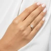 Okrągły złoty pierścionek Halo brylant 0,40ct i kamienie boczne z kolekcji Dynastia, prezentowany na dłoni produktu W0508.Z3.DIW.01