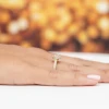 Okrągły złoty pierścionek Halo brylant 0,40ct i kamienie boczne z kolekcji Dynastia, prezentowany na dłoni produktu W0508.Z3.DIW.01