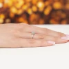 Pierścionek z białego złota z pojedynczym owalnym niebieskim diamentem laboratoryjnym 0,50ct Lab Diamonds W0685.B3.LDA.01 marko