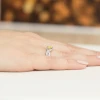 Zaplatany pierścionek z białego złota z okrągłym żółtym diamentem laboratoryjnym Lab Diamonds W0028.B3.LDY.01 marko