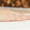 Zaplatany pierścionek z białego złota z okrągłym różowym diamentem laboratoryjnym Lab Diamonds W0028.B3.LDP.01 marko