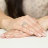 Zaplatany pierścionek z białego złota z okrągłym niebieskim diamentem laboratoryjnym Lab Diamonds W0028.B3.LDA.01 marko