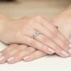 Zaplatany pierścionek z białego złota z okrągłym niebieskim diamentem laboratoryjnym Lab Diamonds W0028.B3.LDA.01 marko