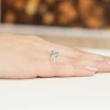 Zaplatany pierścionek z białego złota z okrągłym niebieskim diamentem laboratoryjnym Lab Diamonds W0028.B3.LDA.01 marko