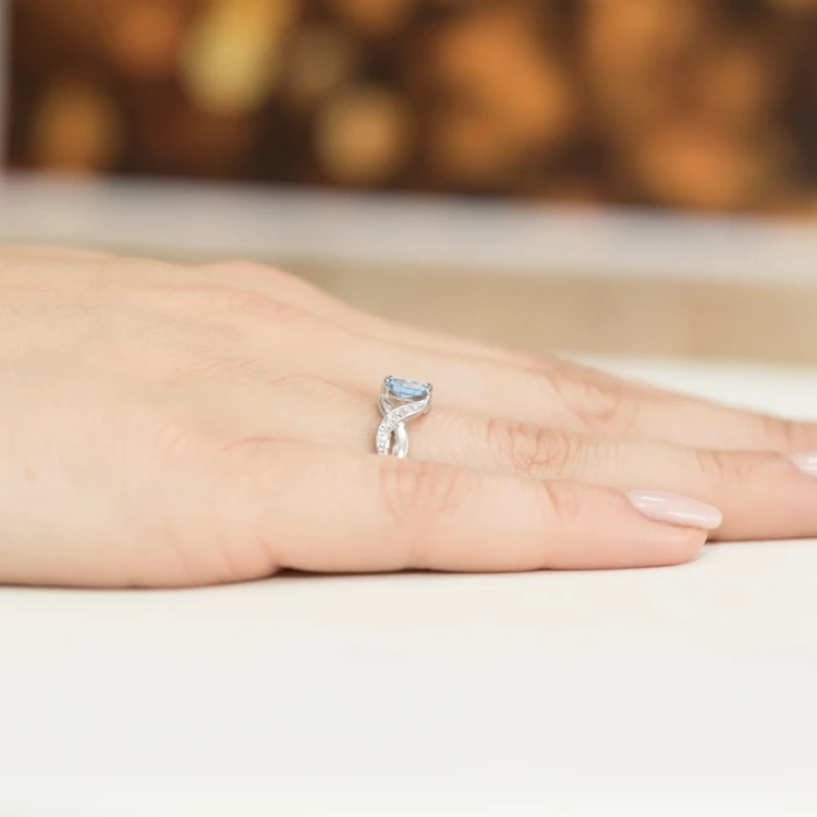 Zaplatany pierścionek z białego złota z okrągłym niebieskim diamentem laboratoryjnym Lab Diamonds W0028.B3.LDA.01 marko