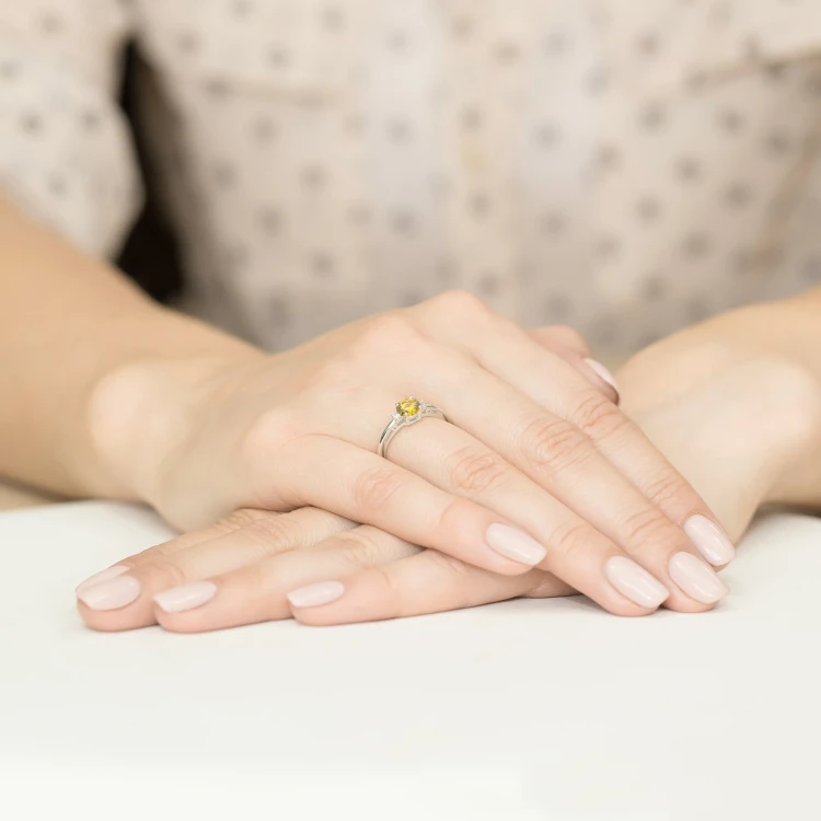 Pierścionek zaręczynowy z białego złota z okrągłym żółtym diamentem laboratoryjnym Lab Diamonds W0010.B3.LDY.01 marko