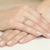 Pierścionek zaręczynowy z białego złota z okrągłym żółtym diamentem laboratoryjnym Lab Diamonds W0010.B3.LDY.01 marko