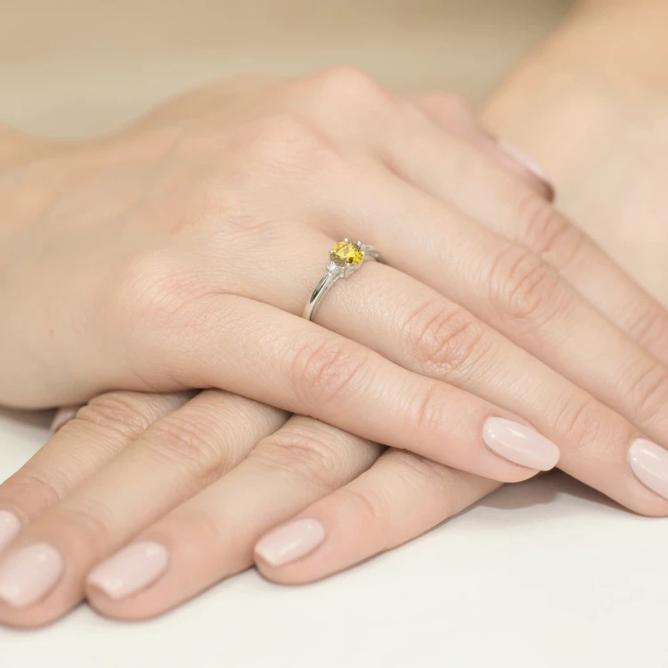 Pierścionek zaręczynowy z białego złota z okrągłym żółtym diamentem laboratoryjnym Lab Diamonds W0010.B3.LDY.01 marko