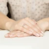 Pierścionek zaręczynowy z białego złota z okrągłym różowym diamentem laboratoryjnym Lab Diamonds W0010.B3.LDP.01 marko