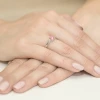 Pierścionek zaręczynowy z białego złota z okrągłym różowym diamentem laboratoryjnym Lab Diamonds W0010.B3.LDP.01 marko