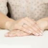 Pierścionek zaręczynowy z białego złota z okrągłym niebieskim diamentem laboratoryjnym Lab Diamonds W0010.B3.LDA.01 marko