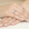 Pierścionek zaręczynowy z białego złota z okrągłym niebieskim diamentem laboratoryjnym Lab Diamonds W0010.B3.LDA.01 marko