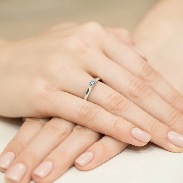 Pierścionek zaręczynowy klasyczny 0,15ct z białego złota niebieski diament laboratoryjny Lab Diamonds W0369.B3.LDA.01 marko
