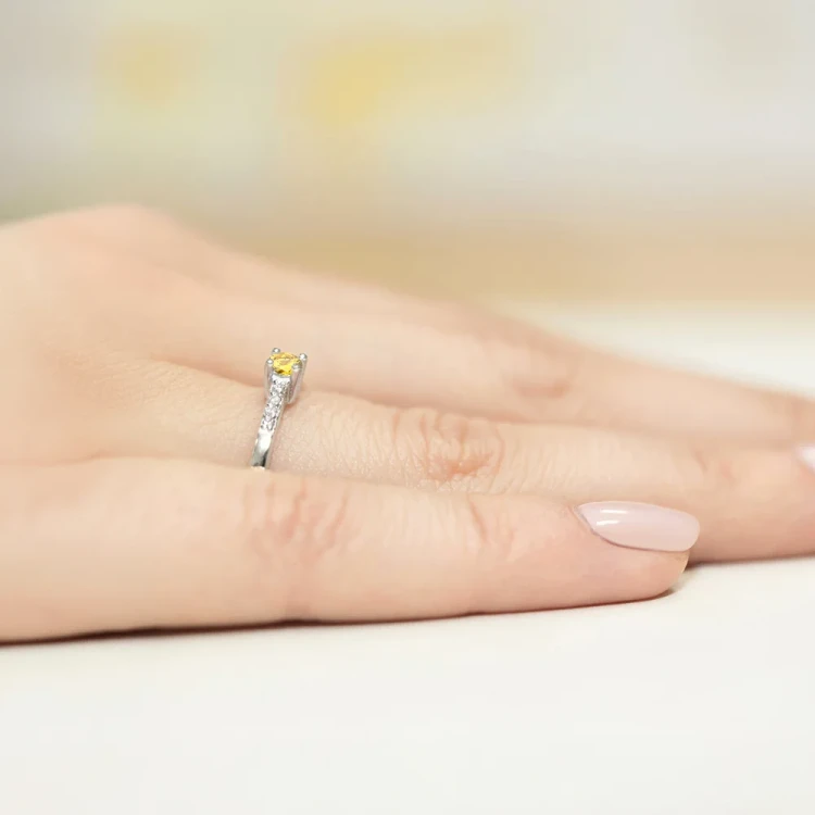 Klasyczny zaręczynowy pierścionek z białego złota z żółtym diamentem laboratoryjnym 0,15ct Lab Diamonds W0382.B3.LDY.01 marko