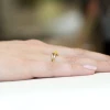 Złoty pierścionek zaręczynowy z owalnym żółtym diamentem laboratoryjnym Lab Diamonds W0119.Z3.LDY.01 marko