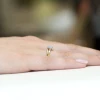 Złoty pierścionek zaręczynowy z owalnym niebieskim diamentem laboratoryjnym Lab Diamonds W0119.Z3.LDA.01 marko