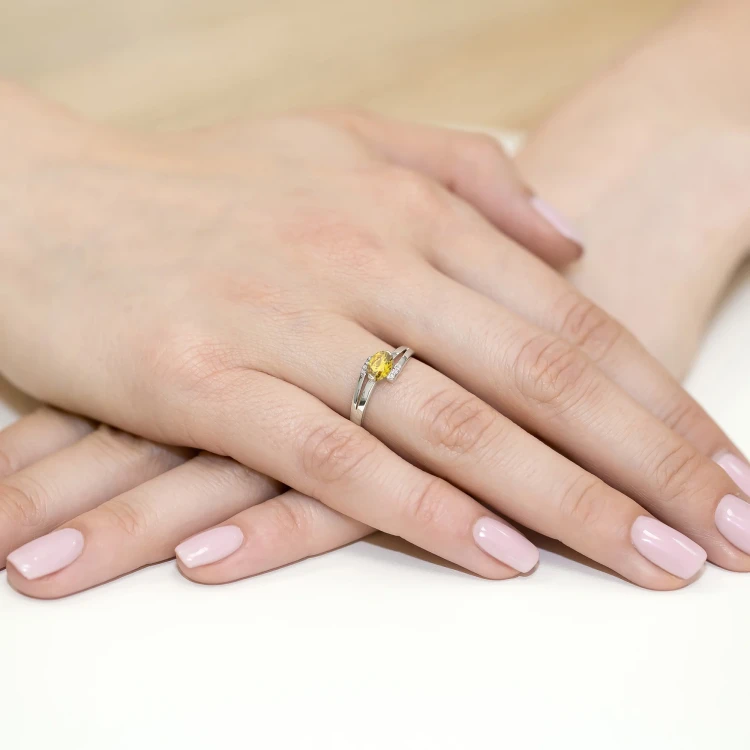 Złoty pierścionek zaręczynowy z białego złota z owalnym żółtym diamentem laboratoryjnym Lab Diamonds W0119.B3.LDY.01 marko