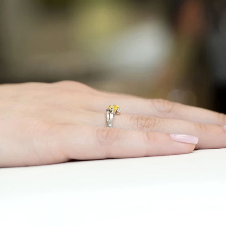 Złoty pierścionek zaręczynowy z białego złota z owalnym żółtym diamentem laboratoryjnym Lab Diamonds W0119.B3.LDY.01 marko