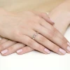 Złoty pierścionek zaręczynowy z białego złota z owalnym różowym diamentem laboratoryjnym Lab Diamonds W0119.B3.LDP.01 marko