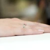 Złoty pierścionek zaręczynowy z białego złota z owalnym różowym diamentem laboratoryjnym Lab Diamonds W0119.B3.LDP.01 marko
