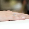 Złoty pierścionek zaręczynowy z białego złota z owalnym niebieskim diamentem laboratoryjnym Lab Diamonds W0119.B3.LDA.01 marko