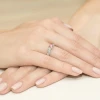 Pierścionek zaręczynowy z białego złota z okrągłym różowym diamentem laboratoryjnym Lab Diamonds W0106.B3.LDP.01 marko
