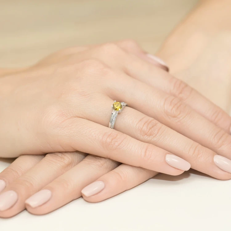 Pierścionek zaręczynowy z białego złota z okrągłym żółtym diamentem laboratoryjnym Lab Diamonds W0106.B3.LDY.01 marko