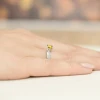 Pierścionek zaręczynowy z białego złota z okrągłym żółtym diamentem laboratoryjnym Lab Diamonds W0106.B3.LDY.01 marko
