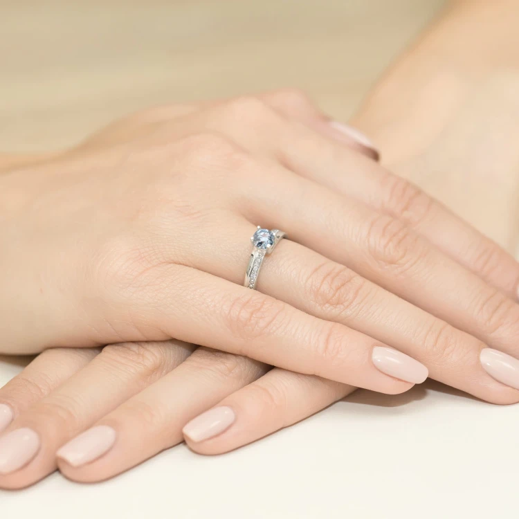 Pierścionek zaręczynowy z białego złota z okrągłym niebieskim diamentem laboratoryjnym Lab Diamonds W0106.B3.LDA.01 marko