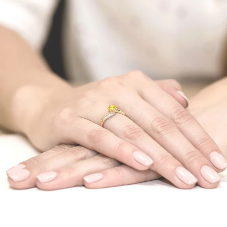 Pierścionek z falowaną szyną ze złota z okrągłym żółtym diamentem laboratoryjnym Lab Diamonds W0084.Z3.LDY.01 marko