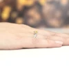 Pierścionek z falowaną szyną z białego złota z okrągłym żółtym diamentem laboratoryjnym Lab Diamonds W0084.B3.LDY.01 marko